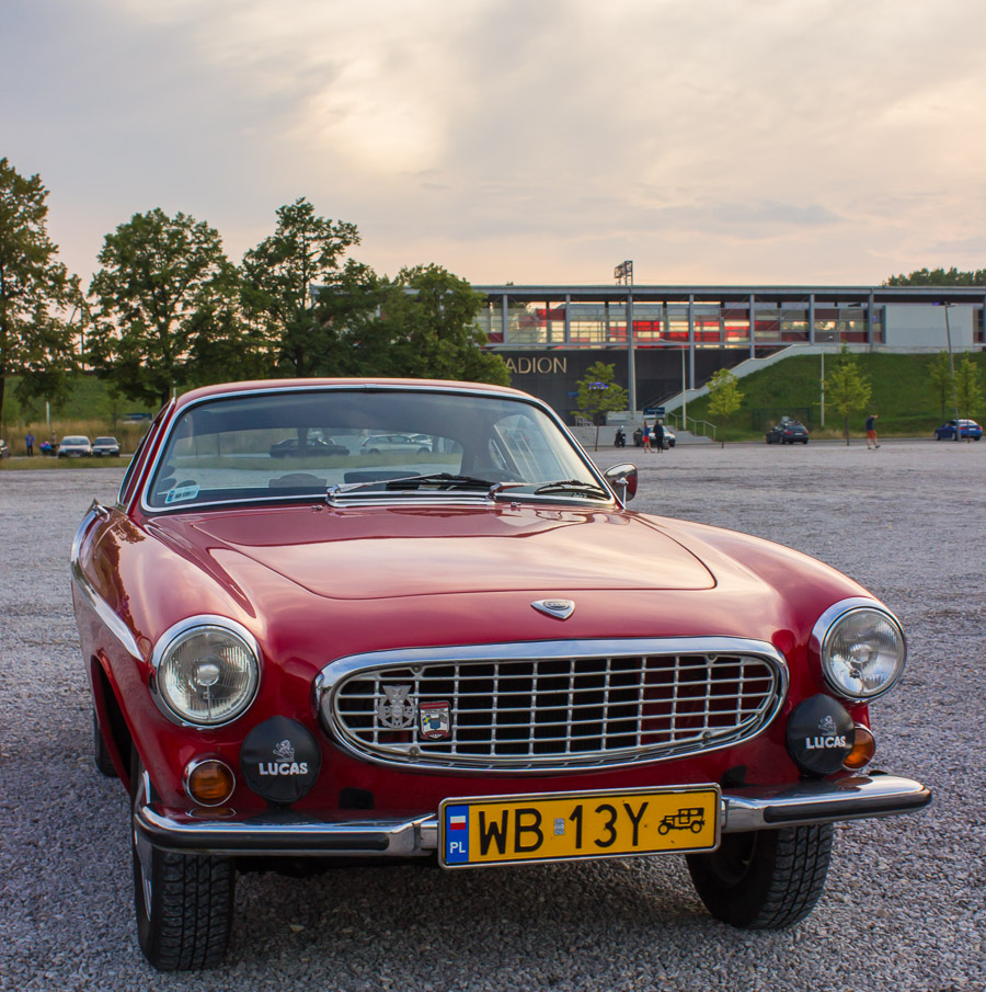 Czerwone Volvo 1800S z 1966 roku