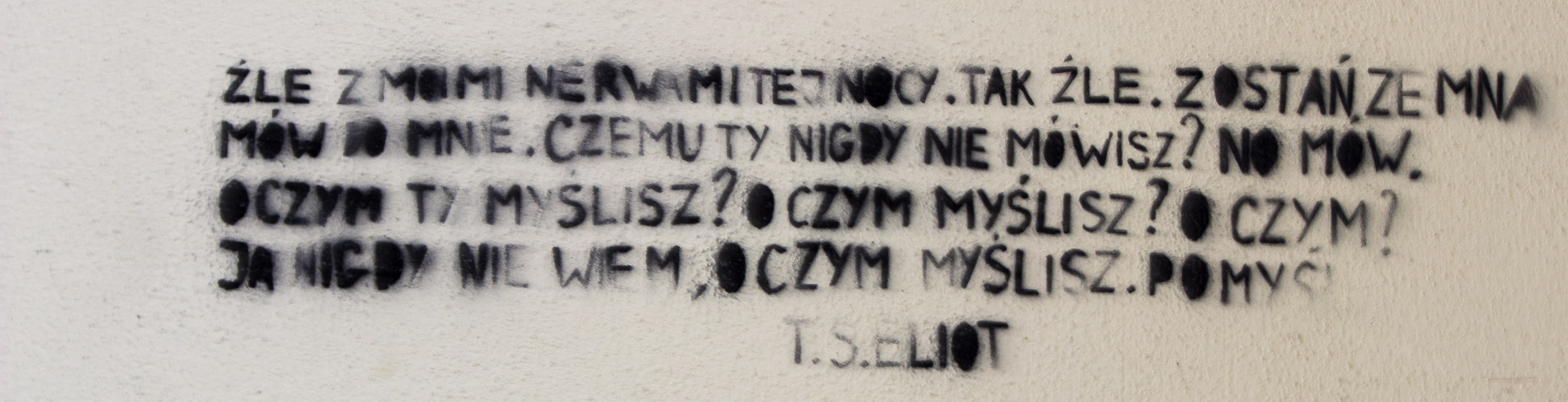 Cytat T. S. Eliota na ścianie lubelskiej Bramy Trynitarskiej