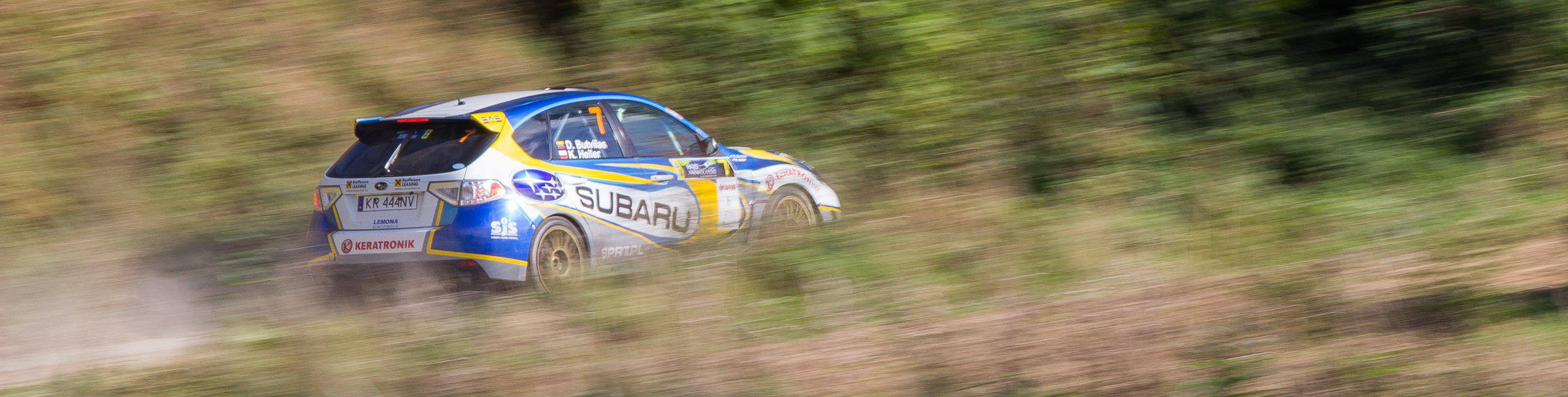 Subaru Impreza odjeżdża z punktu widokowego na trasie OS-u Garbów