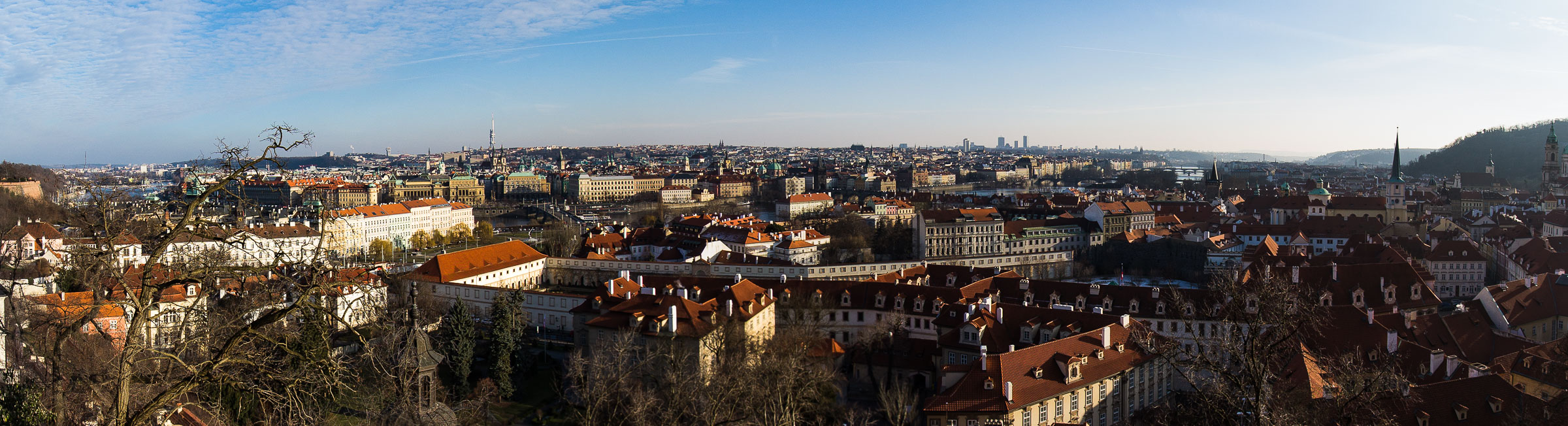Panorama Pragi widziana z murów praskiego zamku